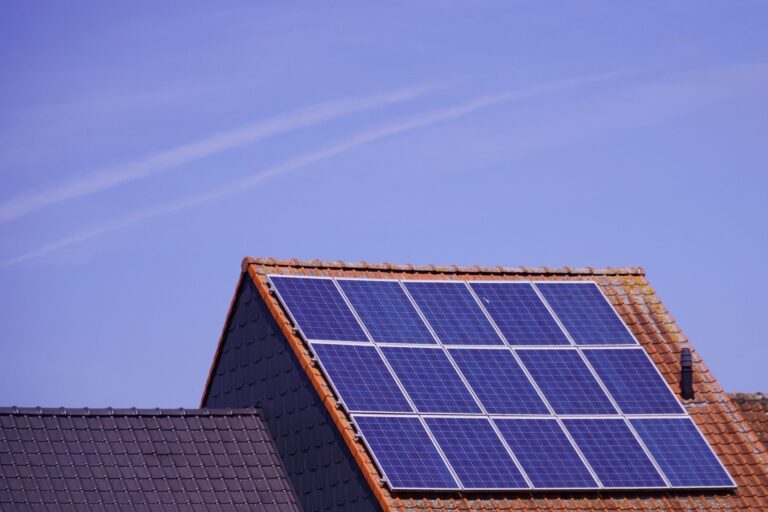 solar panels cost per kwh uk